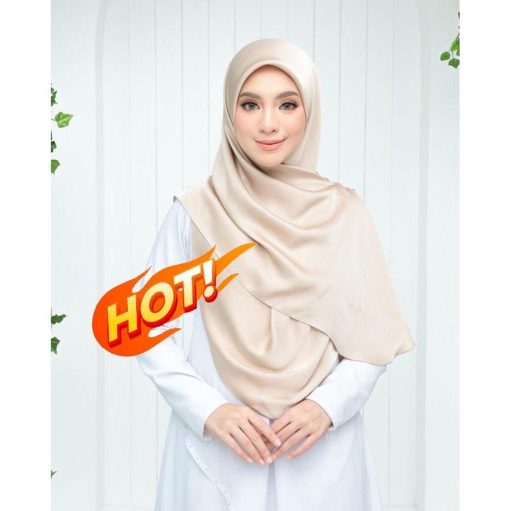 Gaya Tudung Satin Dengan Aksesori Klip Terkini